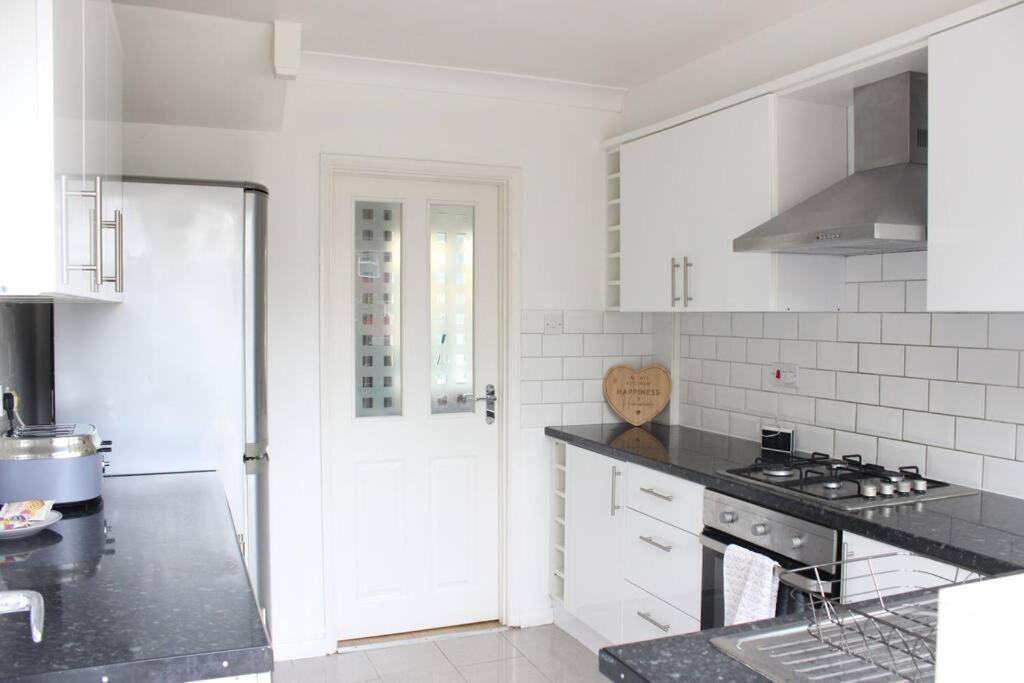 Private & Comfortable 2 Bedroom Home Away From Home Stanwell Exterior foto