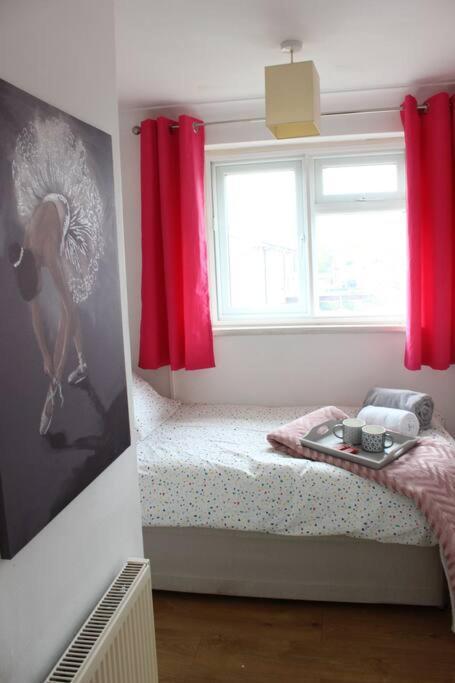 Private & Comfortable 2 Bedroom Home Away From Home Stanwell Exterior foto