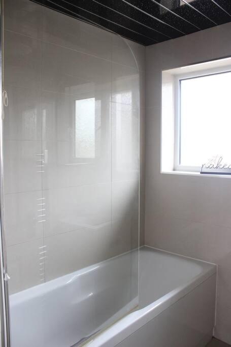 Private & Comfortable 2 Bedroom Home Away From Home Stanwell Exterior foto