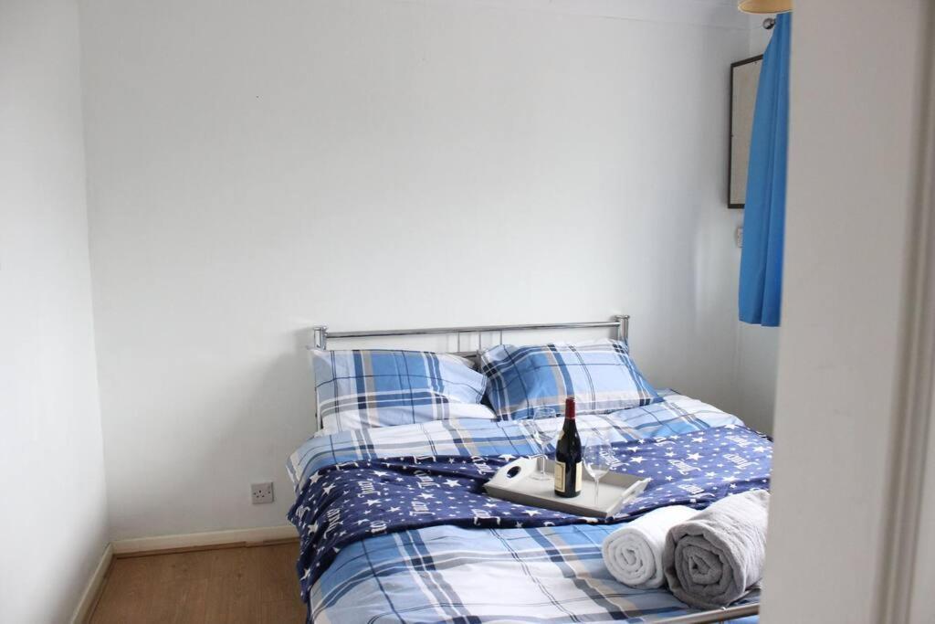 Private & Comfortable 2 Bedroom Home Away From Home Stanwell Exterior foto