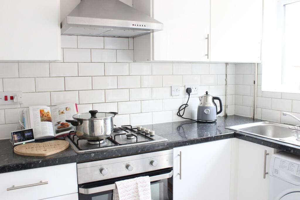 Private & Comfortable 2 Bedroom Home Away From Home Stanwell Exterior foto