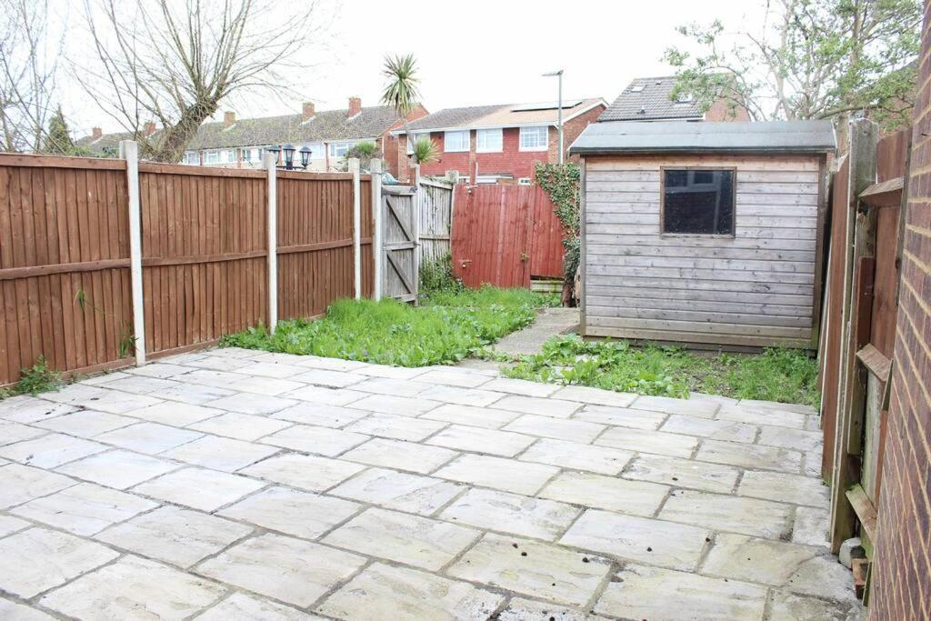 Private & Comfortable 2 Bedroom Home Away From Home Stanwell Exterior foto
