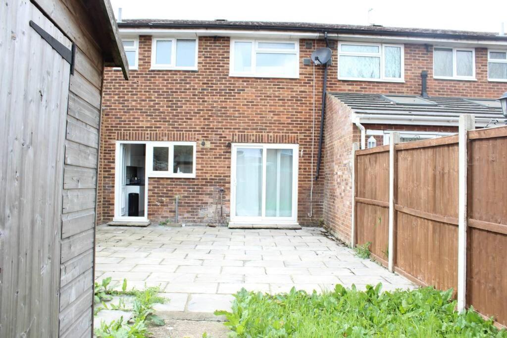 Private & Comfortable 2 Bedroom Home Away From Home Stanwell Exterior foto