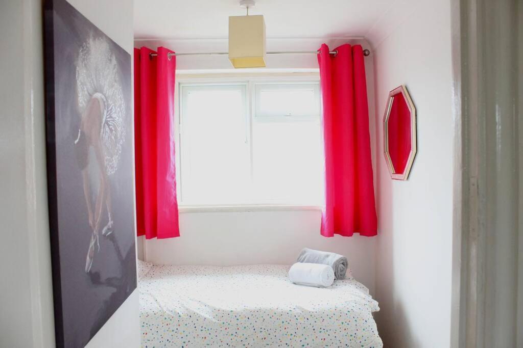 Private & Comfortable 2 Bedroom Home Away From Home Stanwell Exterior foto